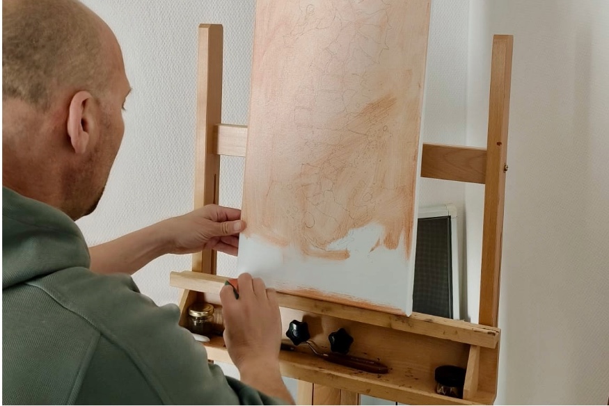 Schilderij laten maken van een foto, Gideon zet de eerste schets op het doek.