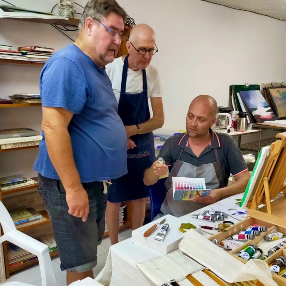 Gideon bespreekt samen met klanten de wensen en kleuren voor een persoonlijk schilderij op maat.