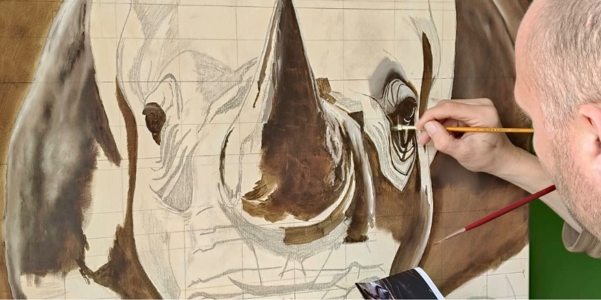 Gideon werkt laag voor laag aan een handgeschilderd kunstwerk. Ieder schilderij wordt met zorg en aandacht gemaakt op basis van een persoonlijke herinnering of foto.