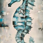 Handgeschilderd olieverfschilderij van een blauw zeepaardje met abstracte achtergrond door Gigi’s Schilderatelier.