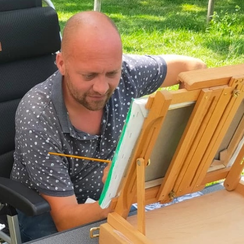 Gideon werkt aan een handgeschilderd olieverfschilderij in zijn atelier en denkt graag mee over jouw persoonlijke schilderij. Neemt contact met Gigi's Schilderatelier voor een kennismaking.